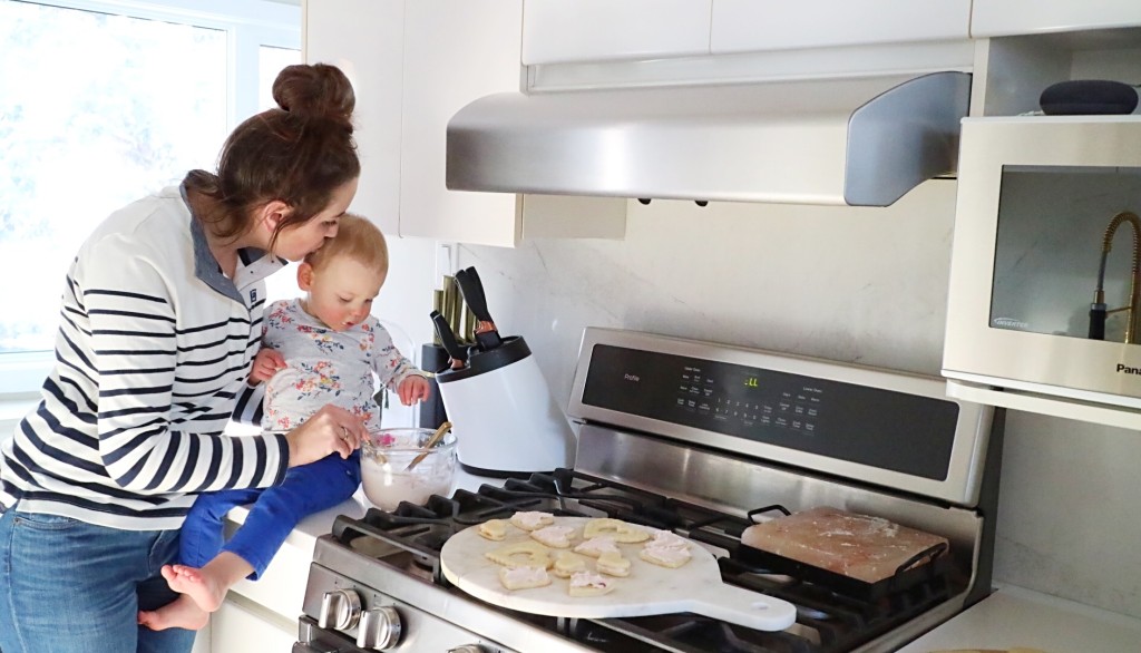 afternoon baking with kids cooking mom life blogger canadian valentines day toddler GE gas range 